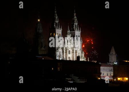 Santiago de Compostela, Spanien. Feuerwerk über der Kathedrale von Saint James zu Ehren des Tag des St. James Apostel Festivals 2022 Stockfoto