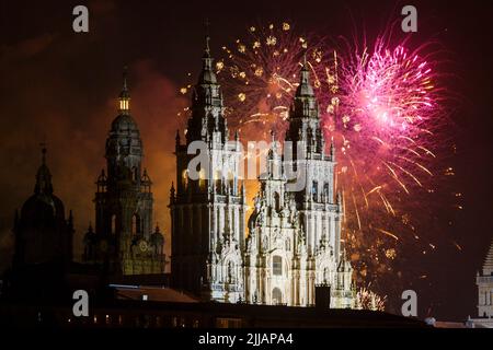 Santiago de Compostela, Spanien. Feuerwerk über der Kathedrale von Saint James zu Ehren des Tag des St. James Apostel Festivals 2022 Stockfoto