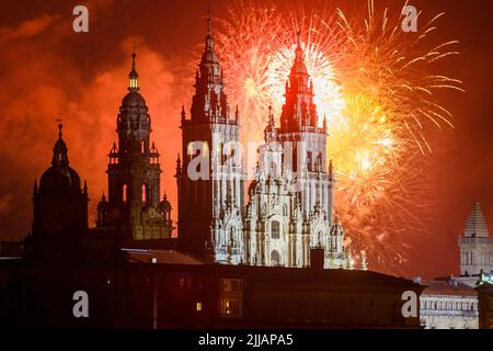 Santiago de Compostela, Spanien. Feuerwerk über der Kathedrale von Saint James zu Ehren des Tag des St. James Apostel Festivals 2022 Stockfoto