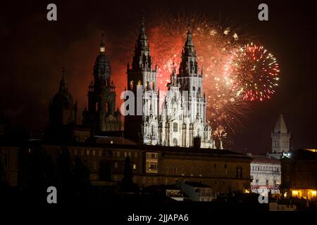 Santiago de Compostela, Spanien. Feuerwerk über der Kathedrale von Saint James zu Ehren des Tag des St. James Apostel Festivals 2022 Stockfoto