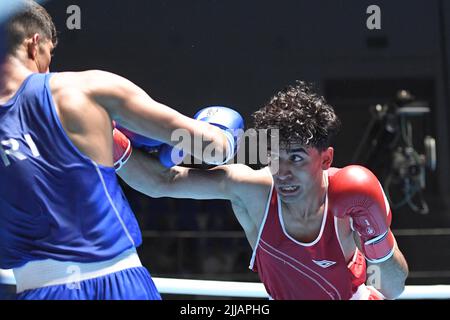 Gouvernement Mubarak Al Kabeer. 25.. Juli 2022. Sami Yahya (R) aus dem Irak kämpft beim ersten Kuwait International Boxing Championship in Mubarak Al-Kabeer Governorate, Kuwait, 24. Juli 2022 im Männermatch 63kg gegen Faraji Bagher aus dem Iran. Kredit: Ghazy Qaffaf/Xinhua/Alamy Live Nachrichten Stockfoto