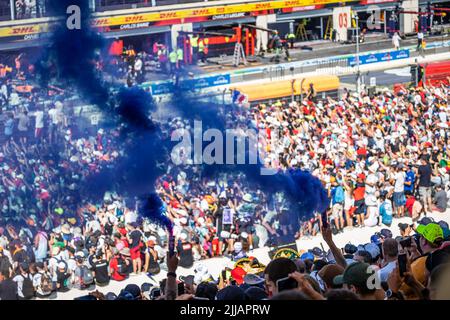 Le Castellet, Frankreich - 24/07/2022, Le Castellet, Frankreich - 24/07/2022, Fans Podium während der Formel 1 Lenovo Grand Prix de France, Französisch Grand Prix 2022, 12. Runde der FIA Formel 1 Weltmeisterschaft 2022 vom 22. Bis 24. Juli 2022 auf dem Circuit Paul Ricard, in Le Castellet, Frankreich - Foto: Germain Hazard / Dppi/DPPI/LiveMedia Stockfoto