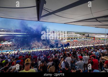 Le Castellet, Frankreich - 24/07/2022, Le Castellet, Frankreich - 24/07/2022, Fans Podium während der Formel 1 Lenovo Grand Prix de France, Französisch Grand Prix 2022, 12. Runde der FIA Formel 1 Weltmeisterschaft 2022 vom 22. Bis 24. Juli 2022 auf dem Circuit Paul Ricard, in Le Castellet, Frankreich - Foto: Germain Hazard / Dppi/DPPI/LiveMedia Stockfoto