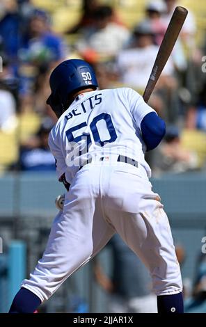 Los Angeles, Kalifornien, USA. 24.. Juli 2022. Los Angeles Dodgers Outfielder von einem Pitch getroffen, der von Camilo Doval, dem Pitcher der San Francisco Giants, am 24. Juli 2022 im Inning von 8. geworfen wurde. Die Dodgers ein das Spiel im Dodger Stadium 7-4. (Bild: © Mark Edward Harris/ZUMA Press Wire) Stockfoto