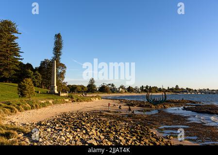 Der Obelisk, der Captain Cooks Landeplatz in der Botany Bay markiert, und die Skulptur „Eyes of the Land and the Sea“ von Alison Page und Nik Lachajczak Stockfoto