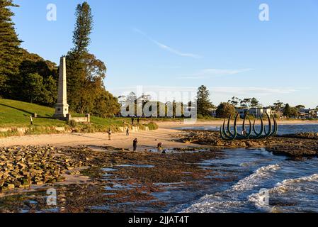 Der Obelisk, der Captain Cooks Landeplatz in der Botany Bay markiert, und die Skulptur „Eyes of the Land and the Sea“ von Alison Page und Nik Lachajczak Stockfoto