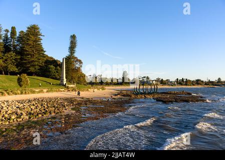 Der Obelisk, der Captain Cooks Landeplatz in der Botany Bay markiert, und die Skulptur „Eyes of the Land and the Sea“ von Alison Page und Nik Lachajczak Stockfoto