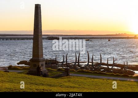 Der Obelisk, der Captain Cooks Landeplatz in der Botany Bay markiert, und die Skulptur „Eyes of the Land and the Sea“ von Alison Page und Nik Lachajczak Stockfoto