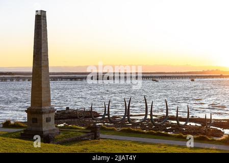 Der Obelisk, der Captain Cooks Landeplatz in der Botany Bay markiert, und die Skulptur „Eyes of the Land and the Sea“ von Alison Page und Nik Lachajczak Stockfoto