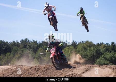 Lommel, Belgien. 24.. Juli 2022. Tim Gajser vom Team HRC (unten) tritt beim Rennen 1 der MXGP beim Grand Prix von Flandern, dem vierzehnten Stopp der FIM Motocross-Weltmeisterschaft 2022, am 24. Juli 2022 in Lommel, Belgien, an. Quelle: Zheng Huansong/Xinhua/Alamy Live News Stockfoto