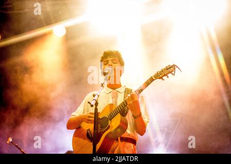 23. Juli 2022, Bergamo, Bergamo, Italien: Fulminacci, Bühnenname von Filippo Uttinacci im Live-Konzert in Bergamo. (Bild: © Pamela Rovaris/Pacific Press via ZUMA Press Wire) Stockfoto