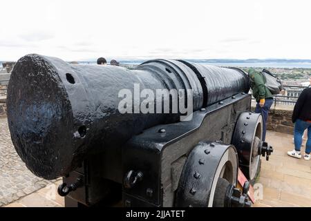 Mons Meg Kanonenpistole, ausgestellt im Edinburgh Castle in Schottland, wurde Mons Meg 1449 von Philip dem Guten gebaut und als Geschenk an James 11 übergeben Stockfoto