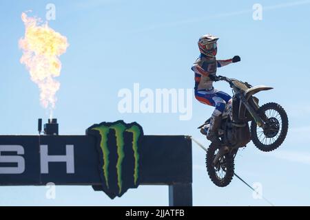 Lommel, Belgien. 24.. Juli 2022. Kay de Wolf von Nestaan Husqvarna Factory Racing beendet das Rennen 1 von MX2 beim Grand Prix von Flandern, dem vierzehnten Stopp der FIM Motocross-Weltmeisterschaft 2022, in Lommel, Belgien, am 24. Juli 2022. Quelle: Zheng Huansong/Xinhua/Alamy Live News Stockfoto