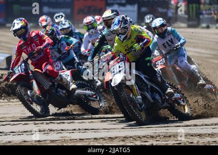 Lommel, Belgien. 24.. Juli 2022. Die Rennfahrer treten beim Rennen 1 von MX2 beim Grand Prix von Flandern, dem vierzehnten Stopp der FIM Motocross-Weltmeisterschaft 2022, in Lommel, Belgien, am 24. Juli 2022 an. Quelle: Zheng Huansong/Xinhua/Alamy Live News Stockfoto