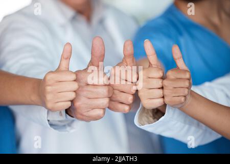 Sie werden nie ein besseres Team finden. Medizinisches Personal gibt den Daumen nach oben. Stockfoto