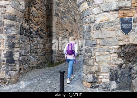 Edinburgh Castle Schottland, Model Released blonde Lady spaziert am Foog's Gate am Castle vorbei, das der ursprüngliche Haupteingang war, Juli 2022, Schottland, Großbritannien Stockfoto