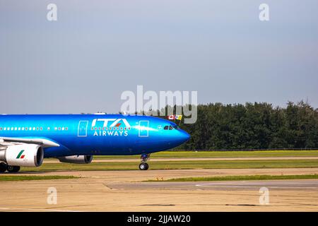 Edmonton, Kanada. 24.. Juli 2022. Papst Franziskus kommt mit der ITA Airways A330 in Kanada an, die die Flagge von Kanada und die Flagge des Vatikans trägt. Kredit: SOPA Images Limited/Alamy Live Nachrichten Stockfoto