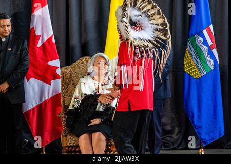 Edmonton, Kanada. 24.. Juli 2022. Ihre Exzellenz, die rechte ehrenwerte Mary Simon, Generalgouverneur von Kanada, begrüßt den Chef George Desjarlais während einer Zeremonie zur Anerkennung der Ankunft seiner Heiligkeit Papst Franziskus in Kanada. Kredit: SOPA Images Limited/Alamy Live Nachrichten Stockfoto