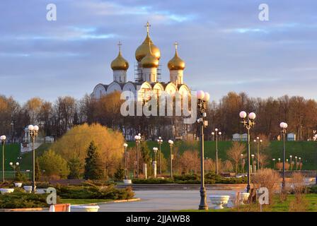 Strelka Park am Flussufer. Kuppeln der Mariä-Himmelfahrt-Kathedrale am hohen Ufer der Wolga. Jaroslawl, Russland, 2022 Stockfoto