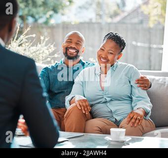 Waren in diesem für die Langstrecke. Ein reifes Paar Treffen mit ihrem Versicherungsagenten. Stockfoto