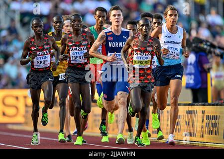 EUGENE, USA - 24. JULI: Ahtletes tritt während der Leichtathletik-Weltmeisterschaften am 24. Juli 2022 in Eugene, USA, an der 5000m der Männer an (Foto: Andy Astfalck/BSR Agency) Atletiekunie Stockfoto