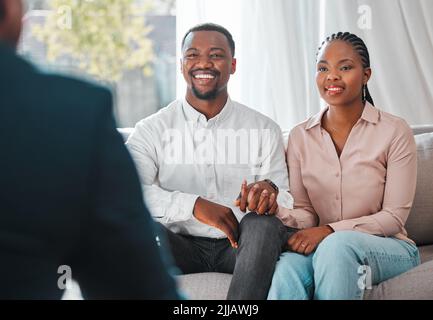 Sie sind nervös, aber aufgeregt. Ein junges Paar trifft sich mit ihrem Hausversicherer. Stockfoto