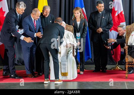 Edmonton, Kanada. 24.. Juli 2022. Der Bürgermeister von Edmonton, Amarjeet Sohi, begrüßt seine Heiligkeit Papst Franziskus zu seiner Ankunft in Kanada. (Foto von Ron Palmer/SOPA Images/Sipa USA) Quelle: SIPA USA/Alamy Live News Stockfoto