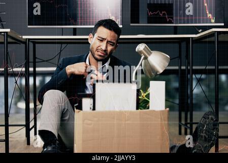 Aufgeben ist der einzige sichere Weg zum Scheitern. Ein junger Geschäftsmann, der deprimiert ist, nachdem er von der Arbeit in einem Büro zurückgeschreckt wurde. Stockfoto