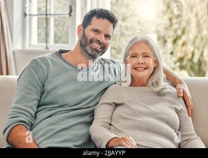 Nun, diese Momente für immer. Ein junger Mann verbringt Zeit mit seiner Mutter zu Hause. Stockfoto
