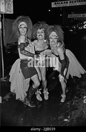 Schwule männliche Partygänger, die in den frühen Morgenstunden des Neujahrstages 1987 in der Oxfoird Street, Sydney, nach Hause fahren. Stockfoto