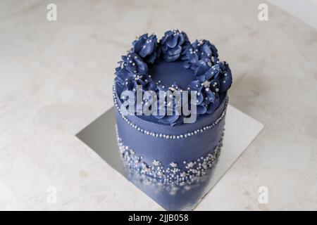 Ein schöner Hochzeitstorte mit Rosen in einem rustikalen Stil dekoriert Stockfoto