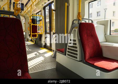 Danzig Polen - Mai 2022 Szene des öffentlichen Verkehrs in Danzig. Die Straßenbahn hält an der Straßenbahnhaltestelle. Verkehr Stadtverkehr. Innenansicht der Stadtbahn in Danzig Polen. Leere Sitze, modernisiert von Modertrans, erworben vom Danziger Straßenbahnbetreiber Ganit, im Zentrum von Danzig Stockfoto