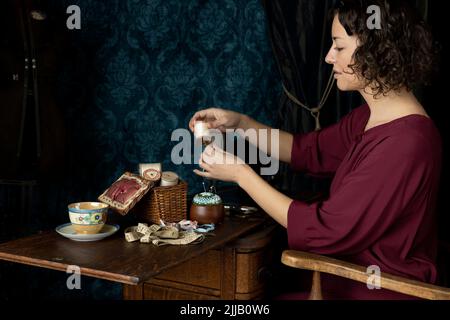 Eine Näherin aus dem Jahr 1920s, die an ihrer Nähmaschine arbeitet Stockfoto