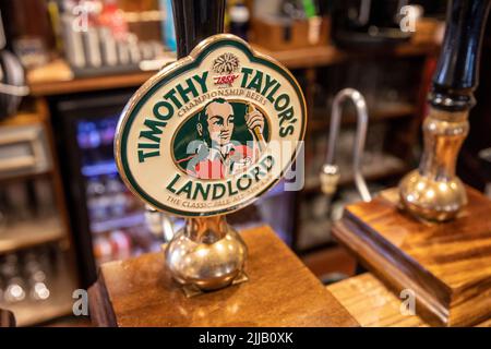 Timothy Taylors Landlord Championship Bier, Handpumpe in einem öffentlichen Haus in Lancashire, England, Großbritannien Stockfoto