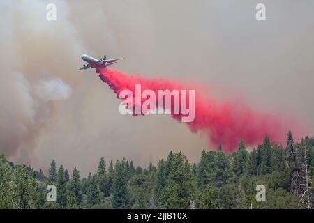 Mariposa County, Kalifornien, 24. Juli 2022. Ein Löschlufttanker fällt während der Arbeiten zur Verlangsamung des Eichenfeuers in Mariposa County, Kalifornien, am 24. Juli 2022 entflammbar ab. Stockfoto