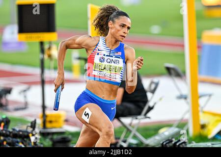 EUGENE, USA - 24. JULI: Sydney McLaughlin aus den USA tritt während der Leichtathletik-Weltmeisterschaften am 24. Juli 2022 in Eugene, USA, bei der Frauen-Staffel 4x 400m an (Foto: Andy Astfalck/BSR Agency) Atletiekunie Stockfoto
