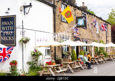 British Pub, The Swan mit zwei Hälsen in Pendleton Lancashire, Union Jacks und Verpaunting zur Feier von Queen Elizabeth Platinum, Lancashire, England Stockfoto