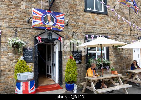 Platinfeiern für Königin Elizabeth im Swan mit Pub mit zwei Hälsen in Pendleton, Dorf in Lancashire, England, Großbritannien, mit ausgestellten Gewerkschaftsjacken Stockfoto