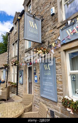 Waddington Dorf in der Nähe von Clitheroe in Lancashire und das Waddington Arms öffentliches Haus und Restaurant an Sommertagen im Jahr 2022, Lancashire, England, Großbritannien Stockfoto