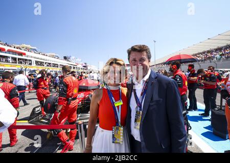 Le Castellet, Frankreich - 24/07/2022, Le Castellet, Frankreich - 24/07/2022, Estrosi Christian, bürgermeister von Nizza mit seiner Frau Tenoudji Laura während des Formel 1 Lenovo Grand Prix de France, Grand Prix von Frankreich 2022, 12. Runde der FIA Formel 1 Weltmeisterschaft 2022 vom 22. Bis 24. Juli 2022 auf dem Circuit Paul Ricard, in Le Castellet, Frankreich - Foto: Marc De Mattia/Dppi/DPPI/LiveMedia Stockfoto