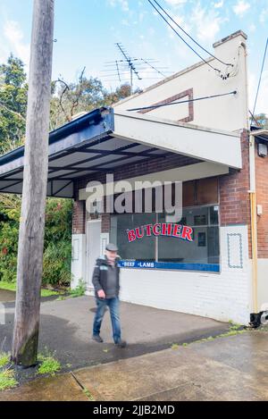 Ein Mann geht an einer alten und geschlossenen Metzgerei im Vorort Como, Sydney, vorbei. Eigenständige Metzgereien oder Geschäfte werden in Sydney immer seltener Stockfoto