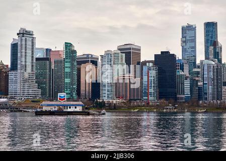 Die schwimmende Tankstelle Chevron Legacy Treibstoffkahn auf Kohlehafen Vancouver, im Hintergrund ein Blick auf die Skyline der Stadt. Stockfoto