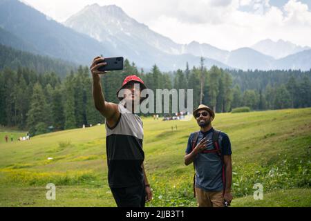 Mann nimmt Selfies im Baisaran Valley (Mini Schweiz) Pahalgam, Kaschmir, Indien. Stockfoto