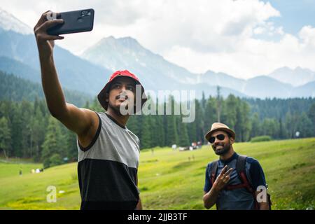 Mann nimmt Selfies im Baisaran Valley (Mini Schweiz) Pahalgam, Kaschmir, Indien. Stockfoto