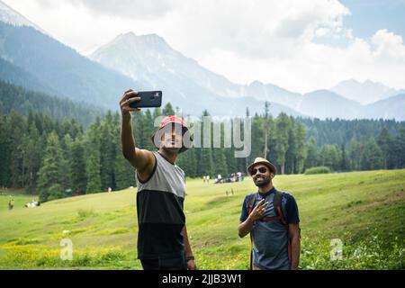 Mann nimmt Selfies im Baisaran Valley (Mini Schweiz) Pahalgam, Kaschmir, Indien. Stockfoto