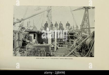 Deck der USS Tallapoosa nach dem Anheben USS Tallapoosa (1863) war während des amerikanischen Bürgerkrieges ein doppelendiger Dampfer mit Holzkugeldecke in der US-Marine. Sie wurde mit schweren Geschützen ausgestattet, um Blockadeläufer und Haubitzen für Landbombardierungen abzufangen. Am 24. August 1884, kurz vor Mitternacht, kollidierte Tallapoosa mit dem Schoner J. S. Lowell in Vineyard Sound und sank etwa 5 Seemeilen (9,3 km; 5,8 Meilen) von Vineyard Haven, Massachusetts. Nachdem das Schiff von der Merritt Wrecking Company angehoben und repariert worden war, wurde sie am 11. Januar auf dem New Yorker Navy Yard wieder in Betrieb gesetzt Stockfoto