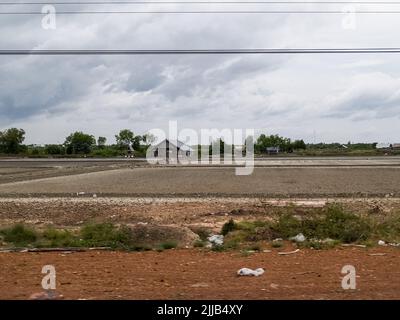 Trockene Reisfelder gemustert Layout in gerissenen Boden und alte Hütte im ländlichen Thailand. Stockfoto