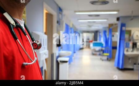 Aktenfoto vom 03/10/14 einer Station am Royal Liverpool University Hospital, Liverpool. Die anhaltende Unterbesetzung im NHS stellt ein ernstes Risiko für die Patientensicherheit dar, sagten Abgeordnete in einem vernichtenden Bericht. Der parteiübergreifende Gesundheits- und Sozialausschuss sagte, dass Gesundheits- und Sozialdienste in England „der größten Krise ihrer Geschichte“ gegenüberstehen, und die Regierung habe keine glaubwürdige Strategie, um die Situation zu verbessern. Ausgabedatum: Montag, 25. Juli 2022. Stockfoto