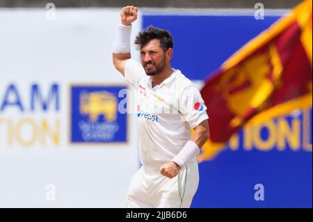 Galle, Sri Lanka. 25.. Juli 2022. Die Pakistaner Yasir Shah feiern, nachdem sie das Wicket von Prabath Jayasuriya aus Sri Lanka während des 2.-tägigen Test-Cricket-Spiels 2. zwischen Sri Lanka und Pakistan im Galle International Cricket Stadium in Galle am 25.. Juli 2022 genommen haben. Viraj Kothalwala/Alamy Live News Stockfoto
