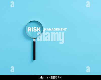 Lupe über das Wort Risikomanagement. Risikoanalyse im Geschäfts- oder Finanzkonzept. Stockfoto